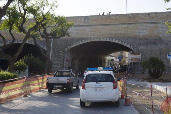 Θρήνος στο Ηράκλειο: Έπινε καφέ με φίλους, έφυγε και μετά έπεσε από τα τείχη
