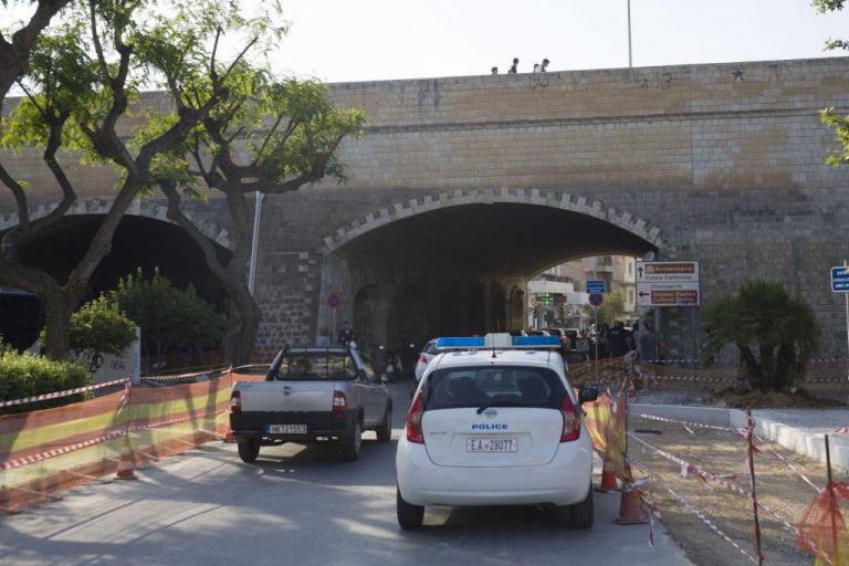 Θρήνος στο Ηράκλειο: Έπινε καφέ με φίλους, έφυγε και μετά έπεσε από τα τείχη
