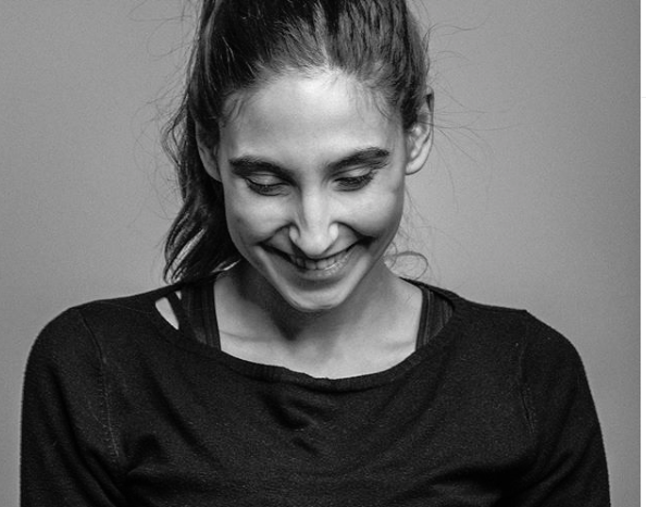 Η Φωτεινή Αθερίδου μας δείχνει την φουσκωμένη κοιλίτσα της