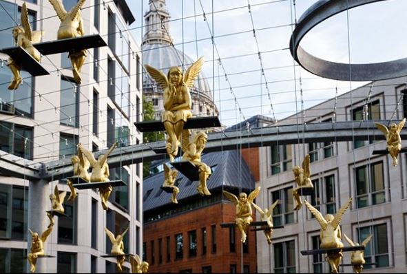 Χρυσοί άγγελοι «προσέχουν» του διαβάτες στο Λονδίνο