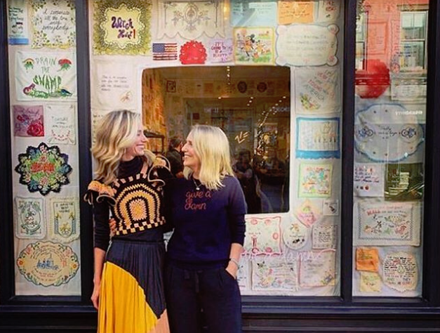 «Tiny Pricks» : Τα πιο εξοργιστικά τουίτς του Τραμπ σε κεντήματα