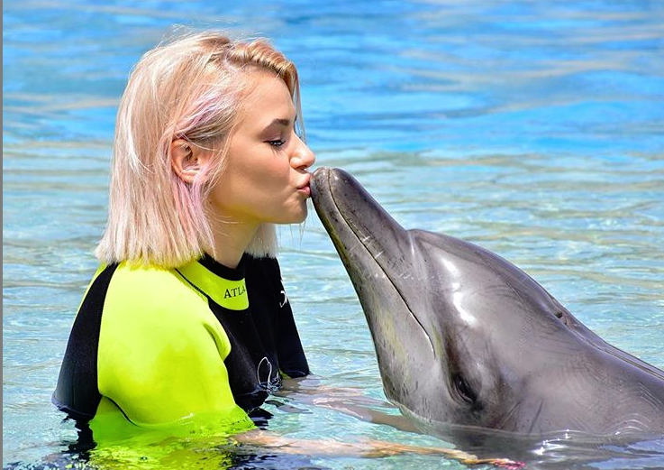 Η Λάουρα Νάργες ποζάρει με μαγιό και «αναστατώνει»