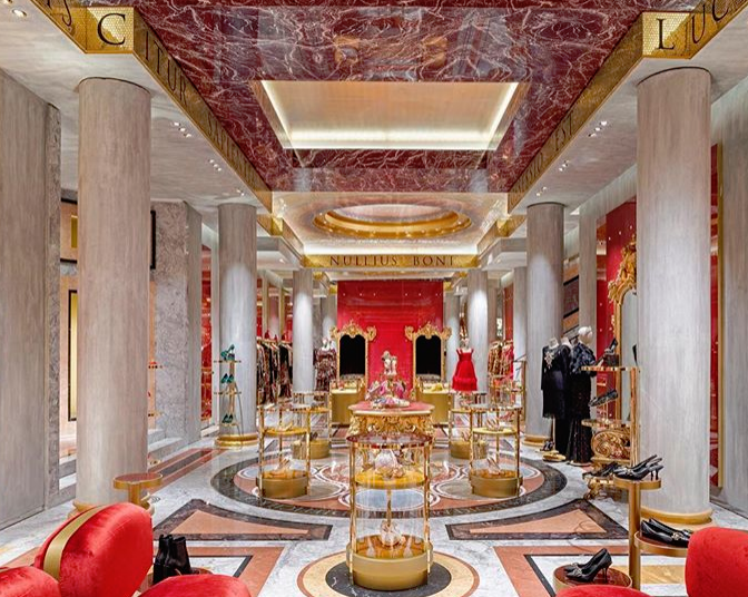 Κατάστημα γνωστού οίκου μόδας συνώνυμο της μπαρόκ μεγαλοπρέπειας