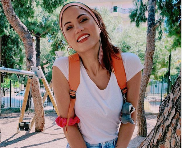 Μαίρη Συνατσάκη: Ποζάρει άβαφη και με ανακατεμένα μαλλιά