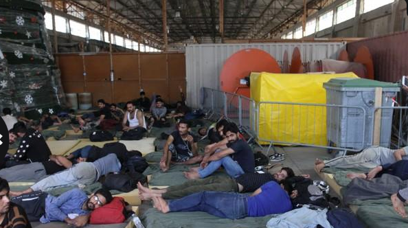 Στο λιμάνι της Καλαμάτας οι 77 μετανάστες που έφθασαν στην Πύλο