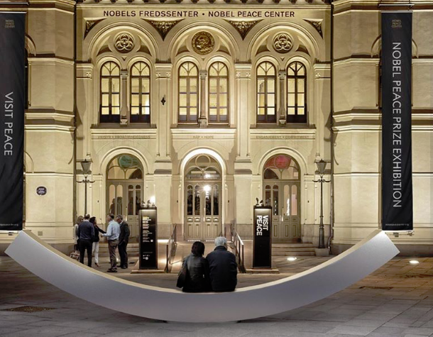 To «Παγκάκι της ειρήνης» μπροστά από τα γραφεία του ΟΗΕ