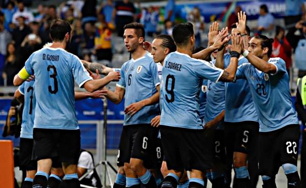 Ουρουγουάη για… φίλημα, σκόρπισε το Εκουαδόρ