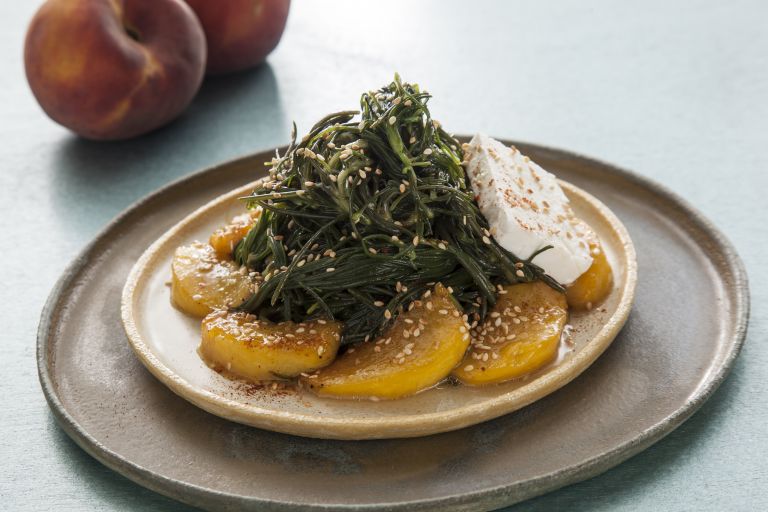 Αλμυρίκια με ροδάκινα και φέτα