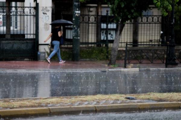 Καιρός: «Ποτάμια» οι δρόμοι στην Αττική – Συνεχίζονται οι καταιγίδες την Πέμπτη