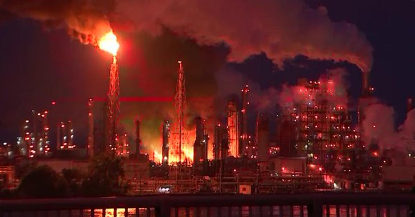 Πύρινη κόλαση σε διυλιστήριο πετρελαίου στην Πενσιλβάνια των ΗΠΑ