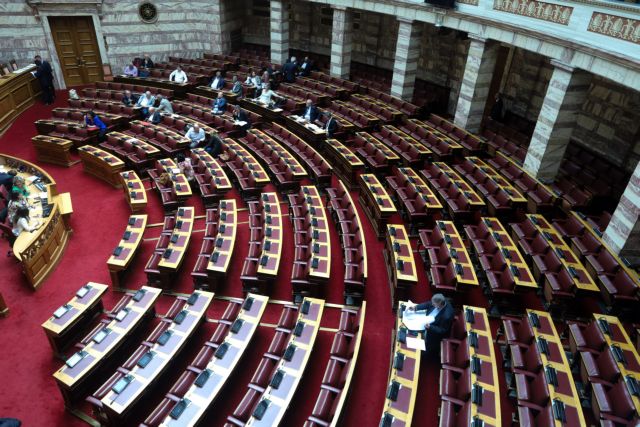 Η κυβέρνηση ψήφισε μόνη της νόμους και τροπολογίες – Αποχώρησε η αντιπολίτευση