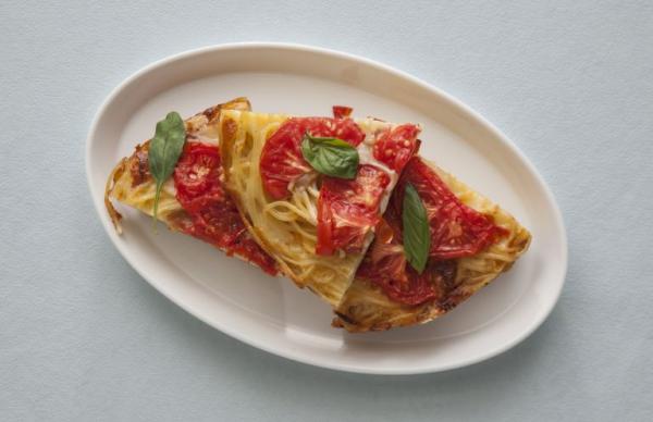 Ομελέτα σπαγκέτι με ντομάτα και βασιλικό