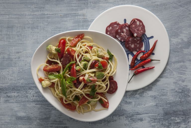 Σπαγγέτι με σαλάμι Λευκάδος