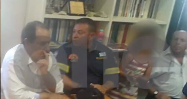 Αποκλειστικό One Channel: Κάπνιζε αρειμανίως ο Σπίρτζης μέσα σε πυροσβεστικό σταθμό