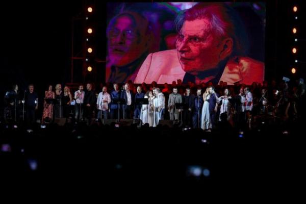 Mεγαλειώδης υποδοχή στο Καλλιμάρμαρο για τον Μίκη Θεοδωράκη