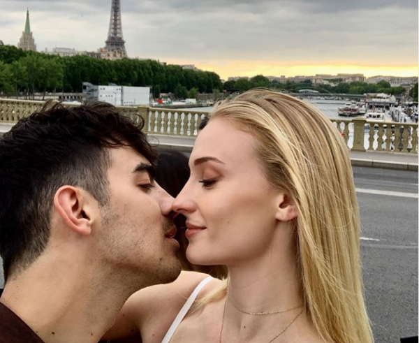 Η Σόφι Τέρνερ ντύθηκε ξανά νύφη!