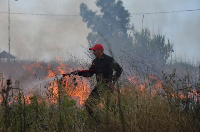 Έσβησε η φωτιά σε χορτολιβαδική έκταση στον Μαραθώνα