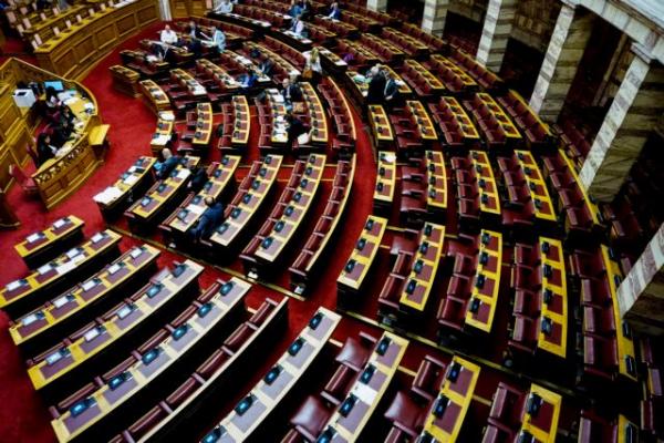 Πρωτοφανής εξευτελισμός στη Βουλή: Φέρνουν 4 «προεκλογικά» νομοσχέδια και ρουσφέτια