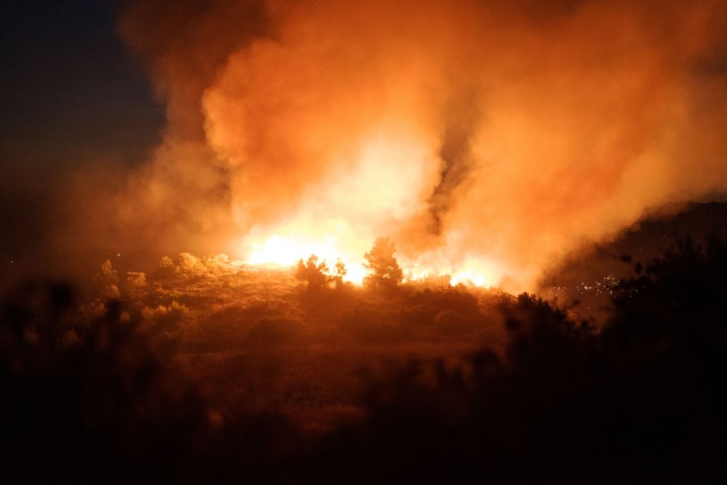Φωτιά στον Κιθαιρώνα: Παραμένει εκτός ελέγχου - Ισχυροί άνεμοι