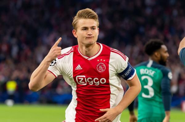 Γιουβέντους: Αποθέωση για Ντε Λιχτ πριν από τα ιατρικά