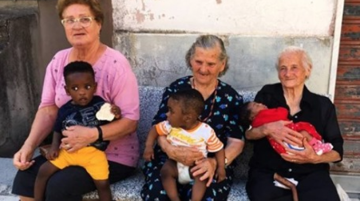Οι «γιαγιάδες του Καμπόλι» έχουν μία αγκαλιά για τα προσφυγάκια