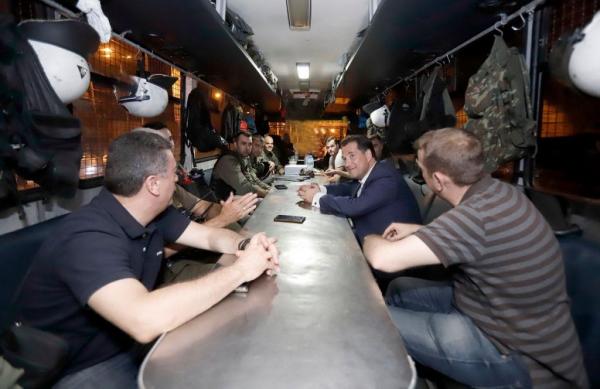 Στην κλούβα των ΜΑΤ στο Πολυτεχνείο ο Άδωνις Γεωργιάδης