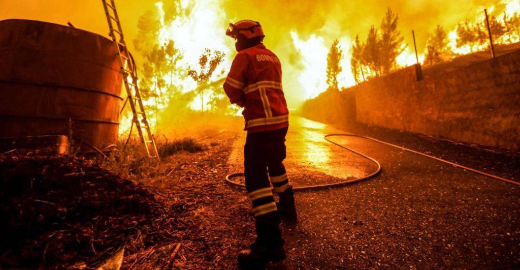 Πύρινη κόλαση στην Πορτογαλία: Πάνω από 900 πυροσβέστες στη μάχη με τις φλόγες