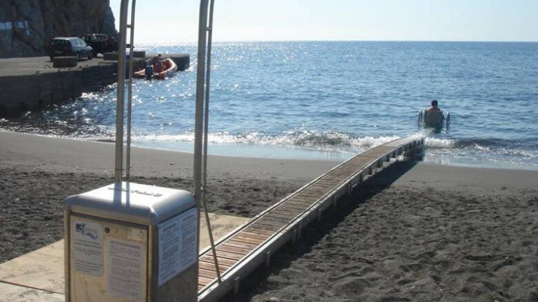 Σαντορίνη: Ασυνείδητος έδεσε το σκάφος του σε ράμπα πρόσβασης ΑμεΑ