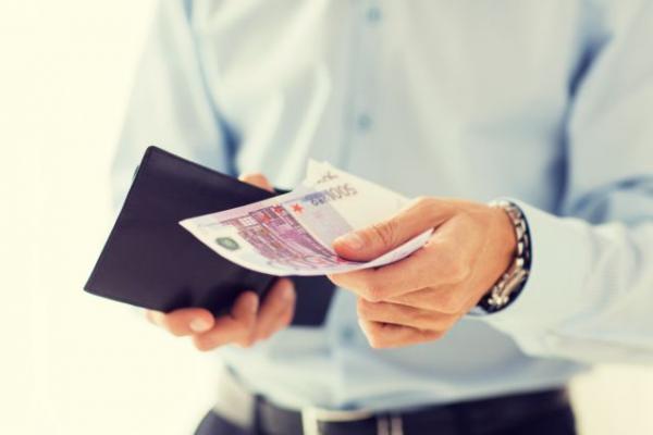 Πυροσβέστης βρήκε πορτοφόλι με 3.105 ευρώ και το παρέδωσε