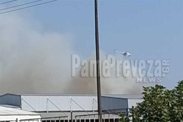 Υπό μερικό έλεγχο η πυρκαγιά στη βιομηχανική περιοχή Πρέβεζας
