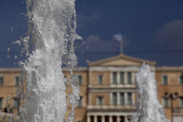 Απίστευτο και όμως… ελληνικό: Βούτηξε για μπάνιο στην πλατεία Συντάγματος
