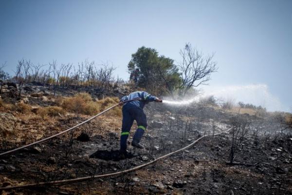 Υπό έλεγχο η φωτιά στα Σπάτα – «Συζητήσαμε εκκένωση, αλλά δεν χρειάστηκε» λέει ο δήμαρχος
