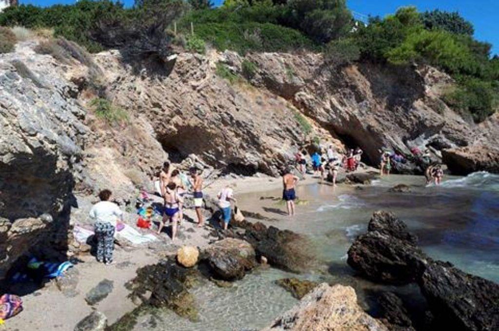 Συναγερμός στον Πόρτο Ράφτη: Κλειστή παραλία λόγω επικίνδυνου βράχου