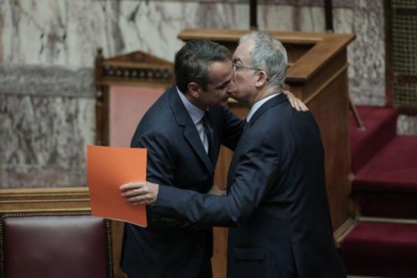 Η αγκαλιά Μητσοτάκη – Τασούλα