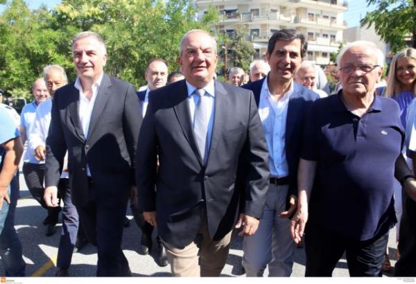 Το χειροφίλημα στον Κώστα Καραμανλή