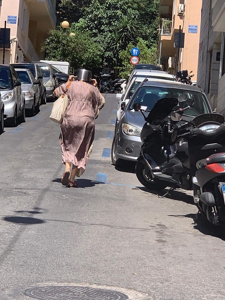 Απίστευτη φωτογραφία: Φόρεσε μια… κατσαρόλα κατά του σεισμού | in.gr