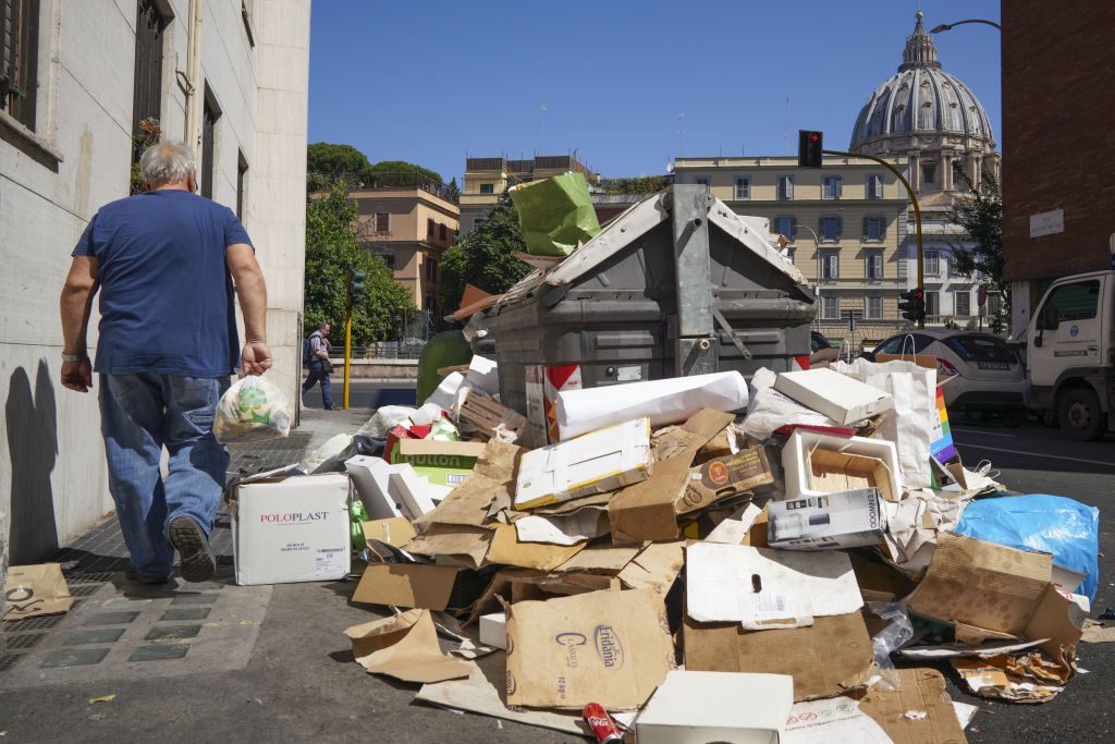 Υγειονομικός κίνδυνος στη Ρώμη από τόνους σκουπιδιών