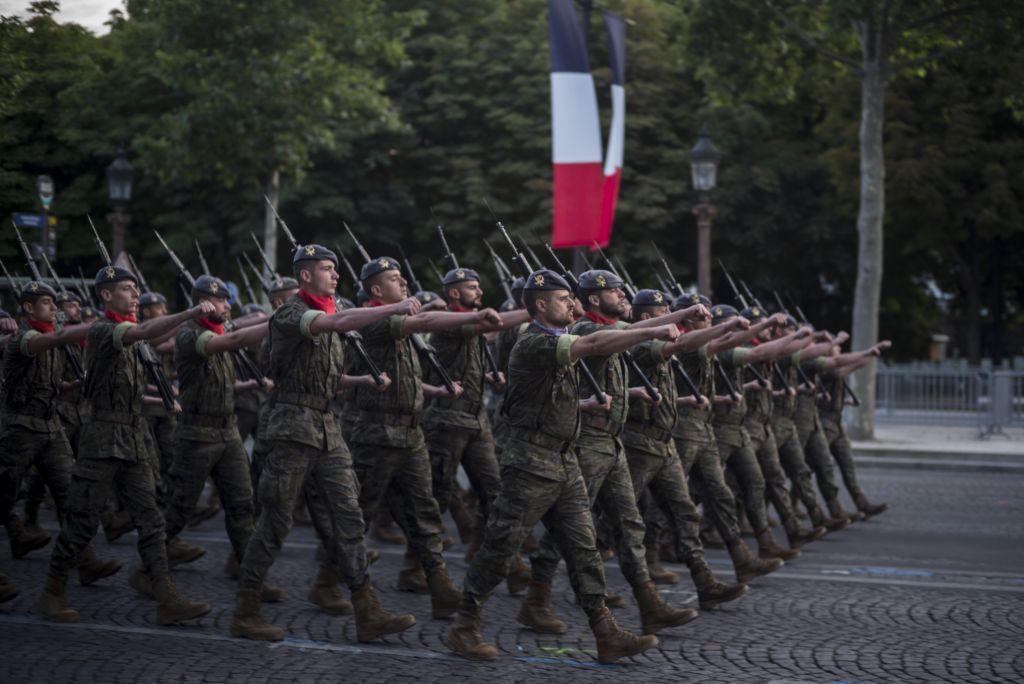 Παρίσι: Επιβλητική παρέλαση για την Ημέρα της Βαστίλης