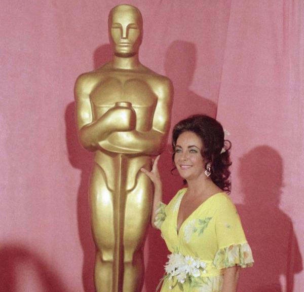 Ελίζαμπεθ Τέιλορ: Στο σφυρί και το φόρεμα των Όσκαρ του 1974