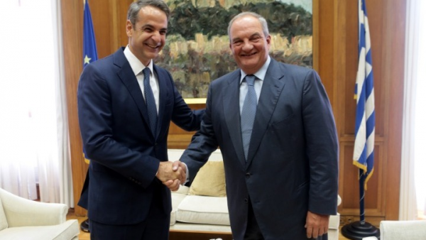 Συνάντηση Μητσοτάκη – Καραμανλή στη Βουλή