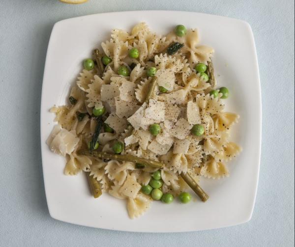 Φαρφάλες με σπαράγγια και αρακά