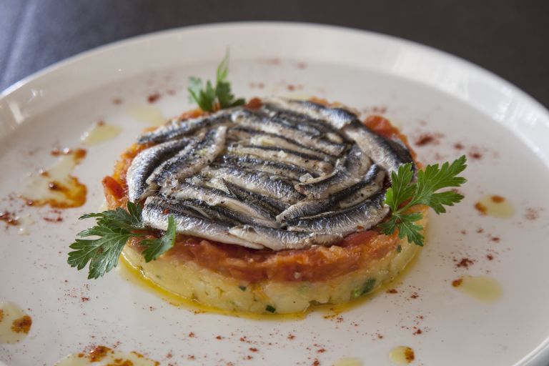 Δροσερή τάρτα με πατάτα ντομάτα και γαύρο