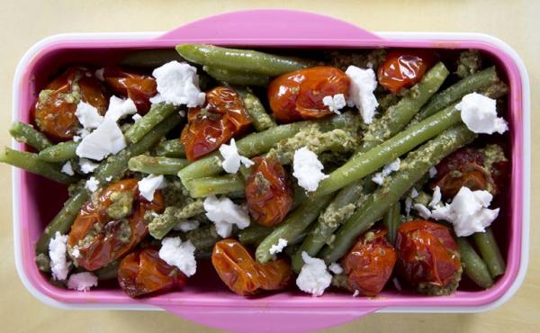 Σαλάτα με πράσινα φασολάκια, πέστο και ψητά ντοματίνια