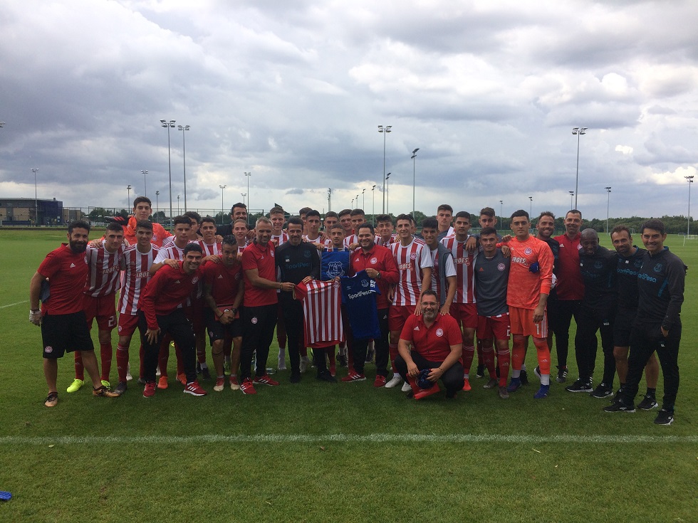 «Κλικ» από την παρουσία των ερυθρόλευκων της Κ19 στο προπονητικό κέντρο της Έβερτον