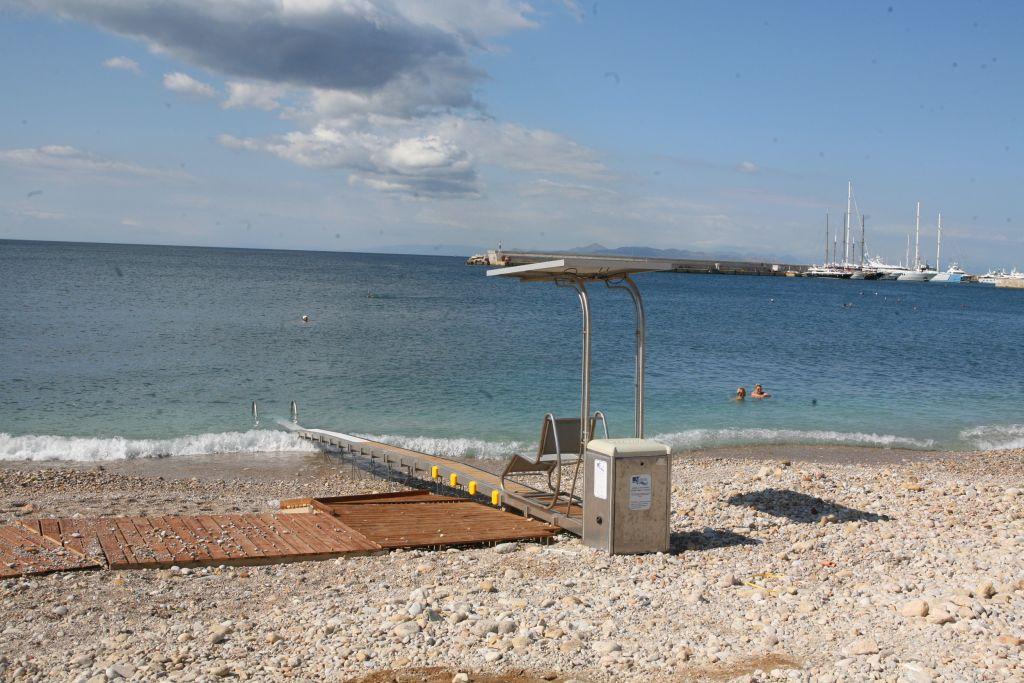 Σύστημα πρόσβασης «Seatrac» για άτομα με αναπηρία από τον δήμο Πειραιά, στην παραλία «Βοτσαλάκια»
