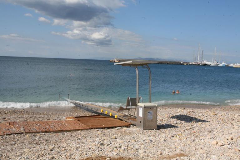 Σύστημα πρόσβασης «Seatrac» για άτομα με αναπηρία από τον δήμο Πειραιά, στην παραλία «Βοτσαλάκια»