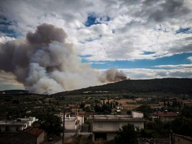 Τανάγρα: Συνεχίζεται η μάχη των πυροσβεστών να σβηστεί η φωτιά