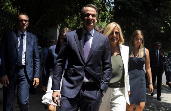 Ο Κυριάκος Μητσοτάκης μαζί με την οικογένειά του στο Προεδρικό Μέγαρο (εικόνες)