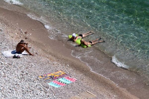 Καλός και ζεστός ο καιρός με μεμονωμένες καταιγίδες
