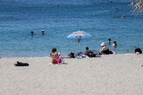 Καύσωνας στην Αττική – Γέμισαν κόσμο οι παραλίες